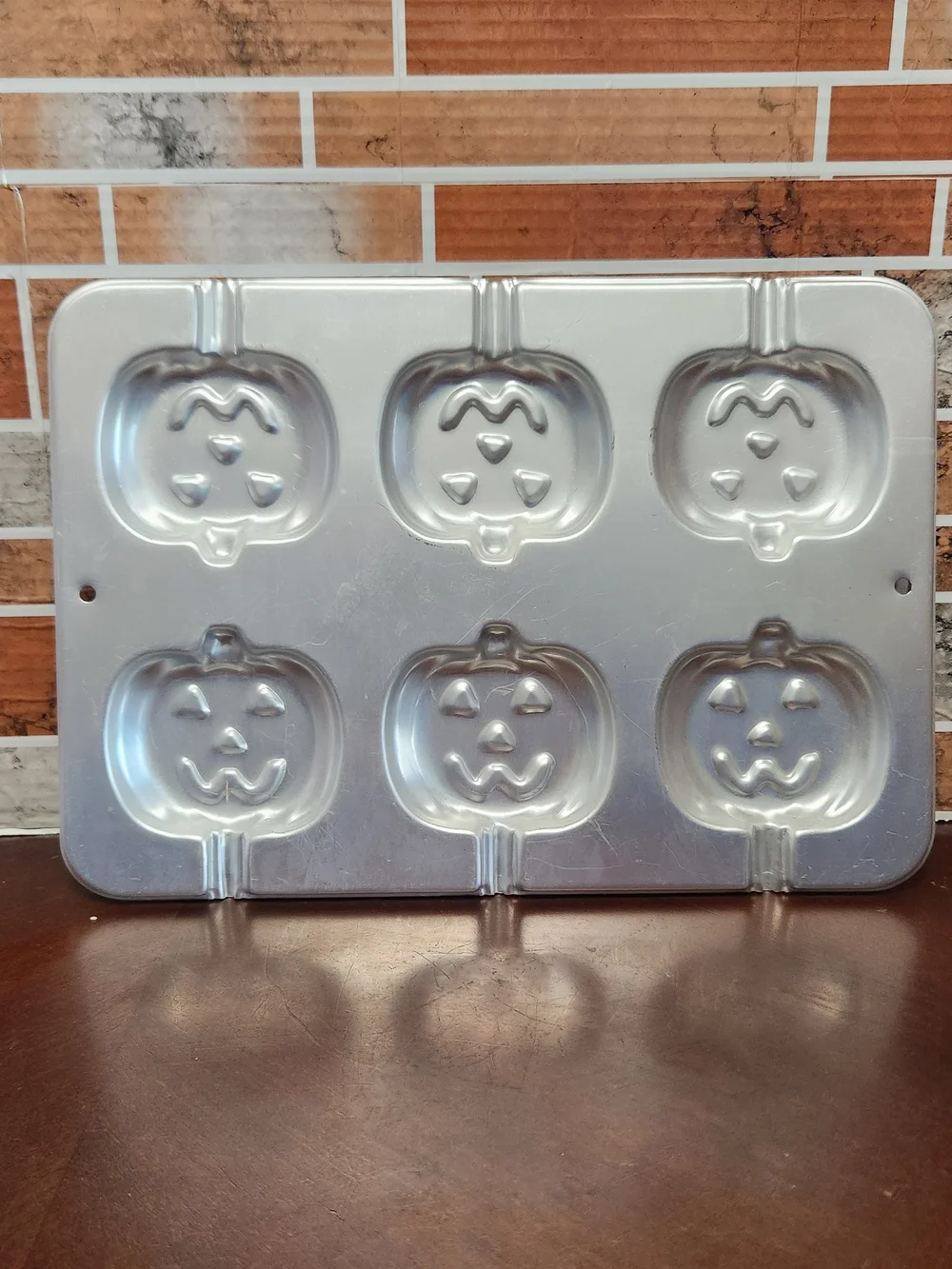 Wilton Silver Pumpkin Jack-O'-Lantern Baking Mold - 6-Cavity